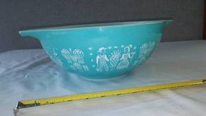 lot 7 image: Vintage Pyrex Bowl.