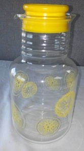 lot 10 image: Vintage Pyrex Juice Decanter.