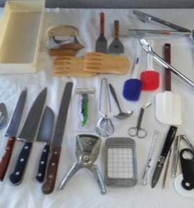 lot 12 image: Salad Grizzly Paws, Knives and Kitchen Gadgets