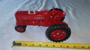 lot 20 image: Farmall 300 Tractor