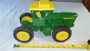 lot 26 image: John Deere Tractor