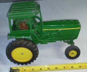 lot 31 image: John Deere Tractor