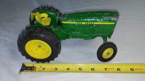 lot 32 image: John Deere Tractor