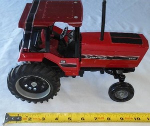 lot 83 image: International Harvester 5088 Tractor.