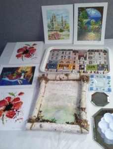 lot 125 image: Art Prints , Tray & Decor