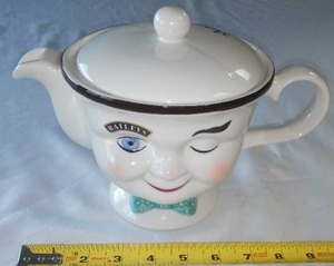lot 210 image: YUM Bailys Teapot.