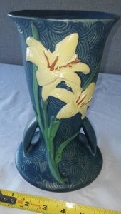 lot 196 image: Roseville Zephyr Lily Vase.