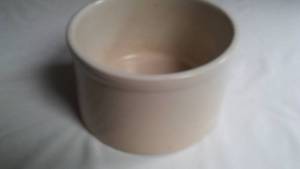 lot 233 image: Rare Roseville Crock 8 in. Diam. - Perfect