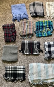 lot 69 image: 17 Sensational Scarves