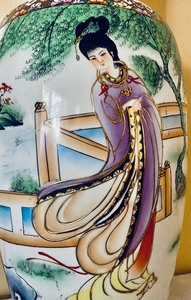 lot 103 image: Charming Tall Chinese Vase