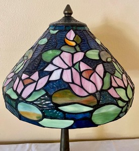 lot 104 image: Stunning Tiffany Style Lamp