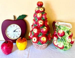 lot 129 image: Apples Galore Apple Themed Home Decor Items