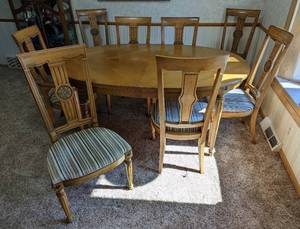 lot 2 image: Vintage Thomasville Dining Table and Chairs