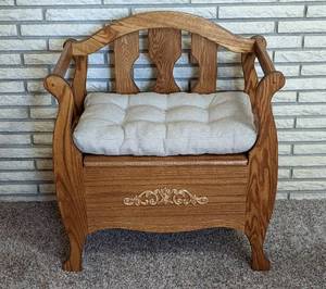 lot 5 image: Petite Oak Storage Bench