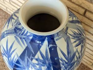 lot 6 image: Blue and White Chinese Floor Vase and Stand