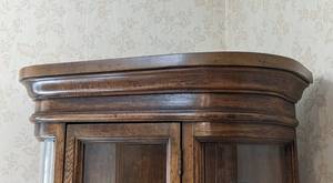 lot 10 image: Curved Glass Display Cabinet
