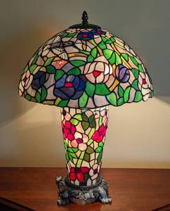 lot 11 image: Beautifully Designed Stained Glass Table Lamp