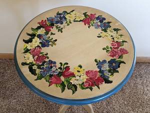 lot 16 image: Petite Painted Accent Table