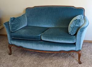 lot 20 image: Vintage Charming Teal Loveseat
