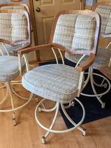lot 21 image: Set of Four Vintage Barstools