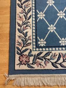 lot 26 image: Woven Accent Rug