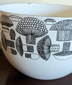 lot 31 image: Vintage Arabia Finland Enamel Mushroom Bowl