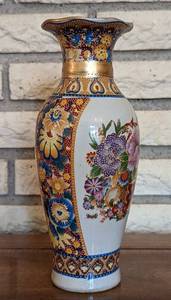 lot 42 image: Small Satsuma Style Vase