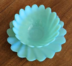 lot 49 image: Iridescent Teal Two Piece Dish Set