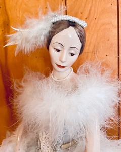 lot 173 image: Franklin Heirloom Collections Anna Pavlova Doll with Original Box and Certificate