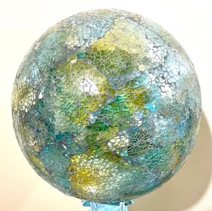 lot 194 image: Turquoise Crackle Gazing Ball on a Resin Pedestal