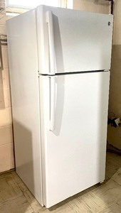 lot 198 image: GE Refrigerator with Top Freezer