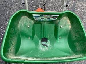 lot 231 image: Scotts Turf Builder  EdgeGuard DLX Fertilizer Spreader