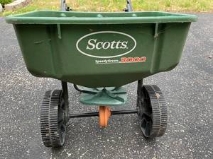 lot 232 image: Scotts Speedy Green  3000 Fertilizer Spreader