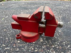 lot 262 image: Fuller 3.5 Inch Bench Vice Model 391.517800