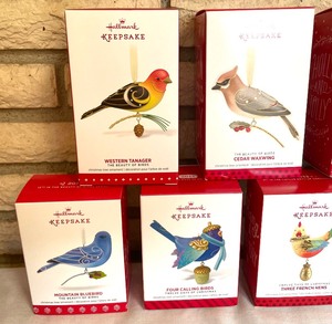 lot 352 image: Hallmark Keepsake Bird Themes Ornaments