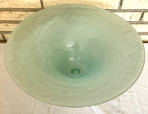 lot 372 image: Pretty Pastel Green Art Glass Bowl