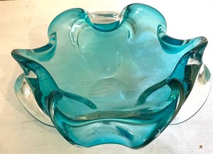 lot 386 image: Teal Art Glass Bowl and Candle Holders
