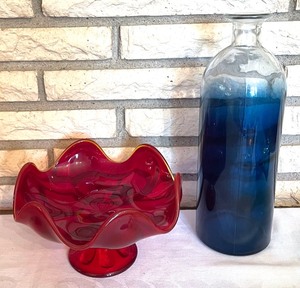 lot 388 image: Vibrant Variety of Vintage Glass Decor
