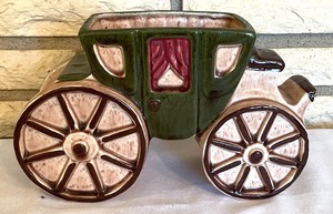 lot 399 image: Vintage Stagecoach Planter