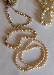 lot 438 image: Pretty Pearls