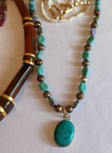 lot 441 image: Womans Fashion Necklaces