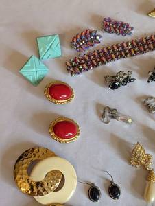 lot 446 image: Large Variety of Ladies Earrings