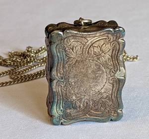 lot 447 image: Antique Silver Vinaigrette