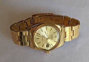 lot 1A image: Mens Rolex 18k Oyster Perpetual Date Watch
