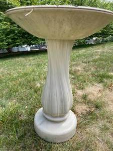 lot 323 image: Api Plastic Heated Birdbath Model 600