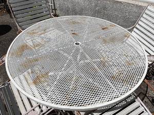 lot 324 image: Metal Patio Table with 4 Metal Chairs