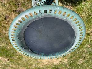 lot 332 image: Plastic Pedestal Birdbath