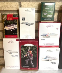 lot 400 image: Hallmark Keepsakes Star Trek Ornaments and String of Lights