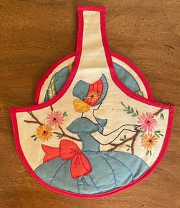 lot 420 image: Vintage Pot Holder Set