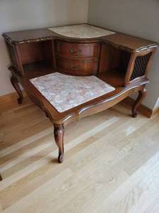lot 15 image: Vintage Mahogany and Pink Marble Corner Cocktail Table